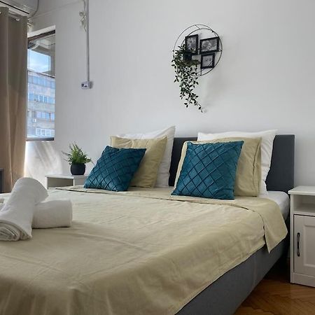 2 Bedroom Apartment With Terrace In City Center Βουκουρέστι Εξωτερικό φωτογραφία