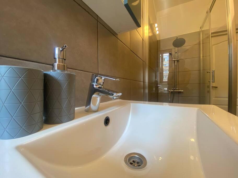 2 Bedroom Apartment With Terrace In City Center Βουκουρέστι Εξωτερικό φωτογραφία